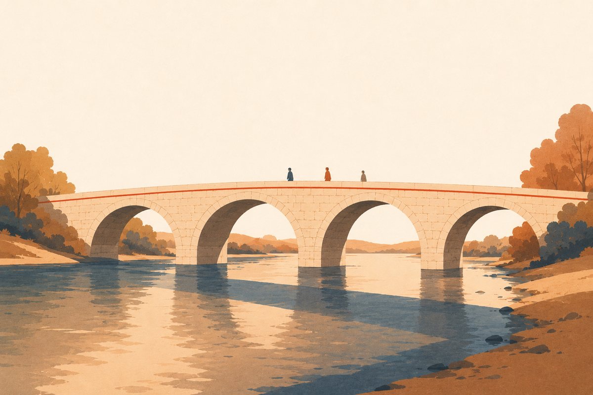 Un pont de pierre achevé, sans échafaudage ni matériau de chantier alentour, que traversent trois passants.